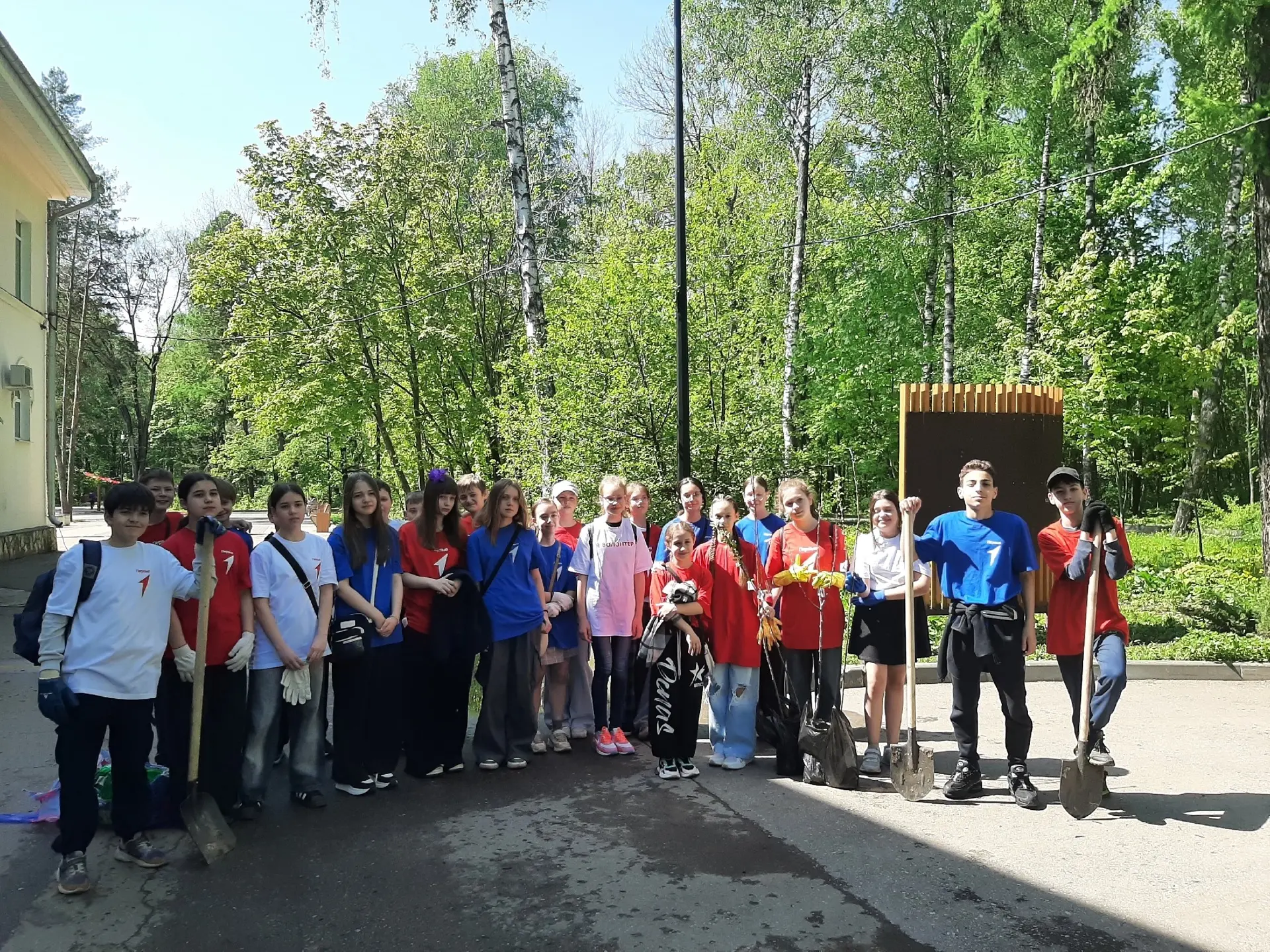 🌱 В парке «Дубки» стало еще зеленее! Молодые яблони высадили ученики 5 «А» класса гимн...