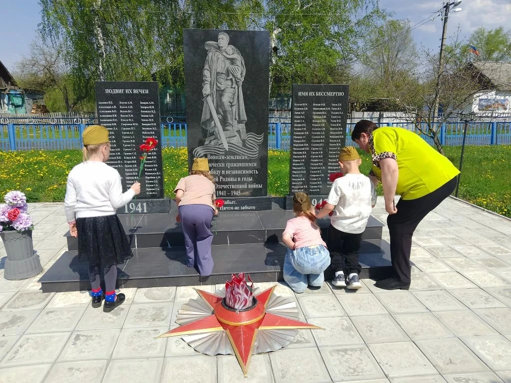 Ребята возложили цветы к подножию памятника и почтили минутой молчания тех, кто не верн...