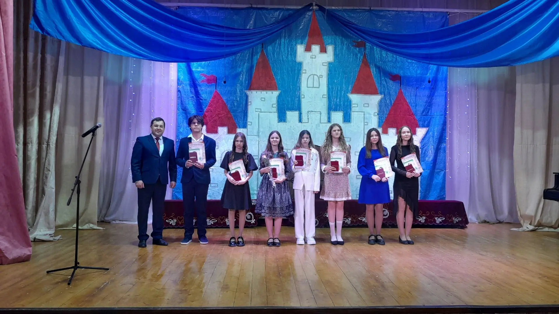 🎊 Сегодня в нашей школе прошел Выпускной вечер https://vk.com/album-129881550_311046826