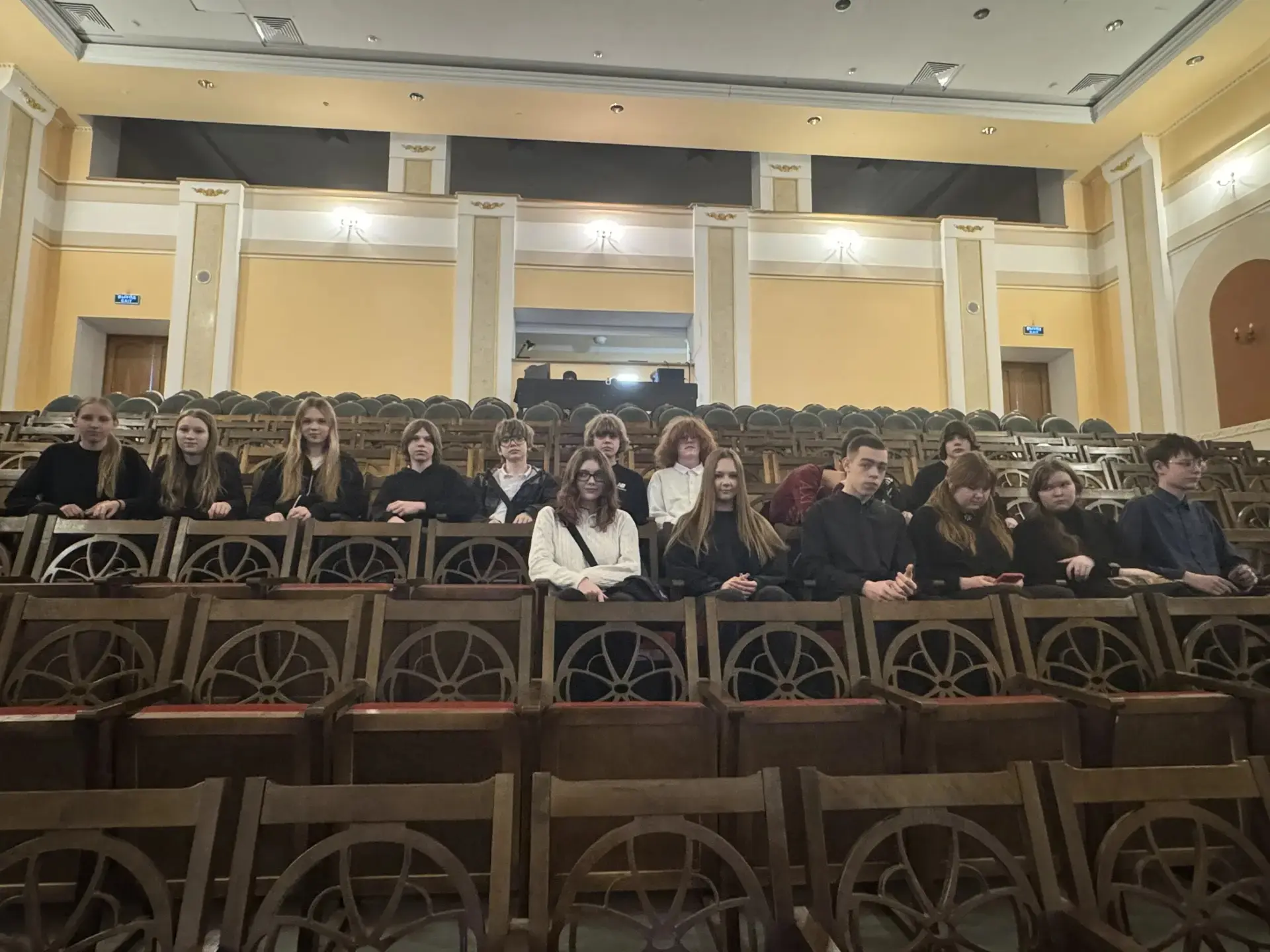 Сегодня, 15 апреля, учащиеся 8 «В» класса посетили зал Костромского губернского симфонического оркес