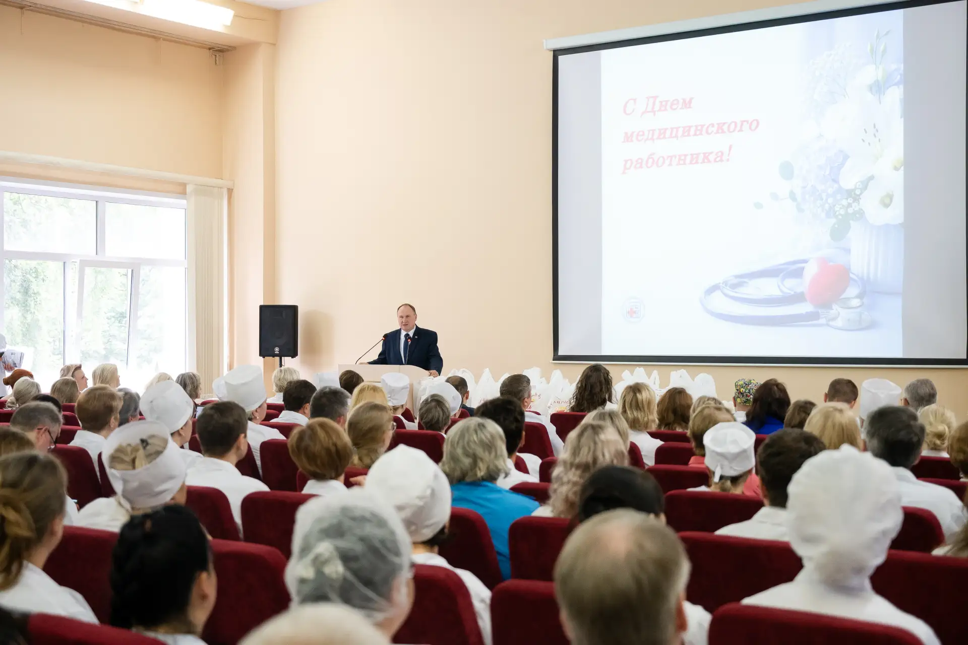 На торжественной конференции, посвященной Дню медицинского работника, главный врач КОКБ Вадим Ральни
