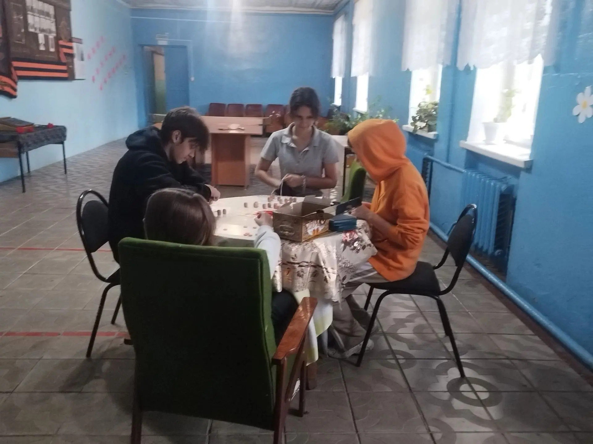 В Липовском ЦКД молодежь  играет в лото. Pyccкoe лoтo — клaccичecкaя нacтoльнaя игpa.
