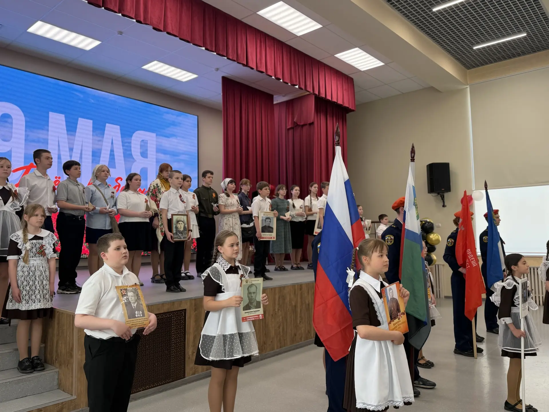 🌸Сегодня в нашей школе прошёл праздничный концерт, посвящённый Дню Победы!  На одной сцене объединил