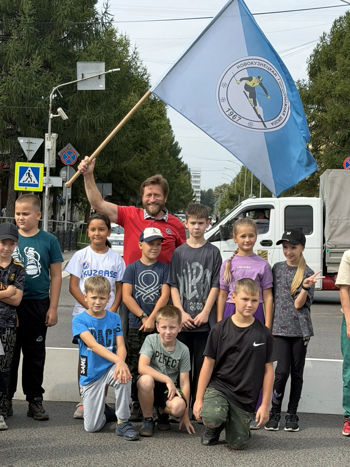 Команда участников в турнире по уличному флорболу, посвященному Дню шахтера🏑