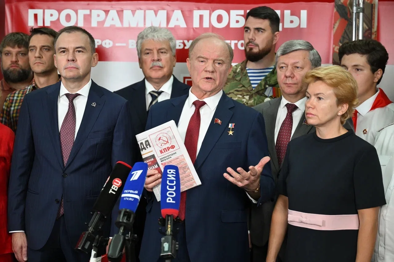 Сегодня в Москве прошла встреча лидера КПРФ Геннадия Андреевича Зюганова с доверенными ...
