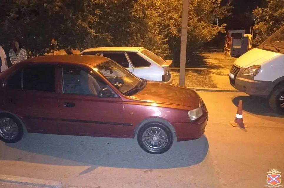 В Волжском на площади Труда произошло дорожно-транспортное происшествие.

 Водитель автомобиля, 18-л