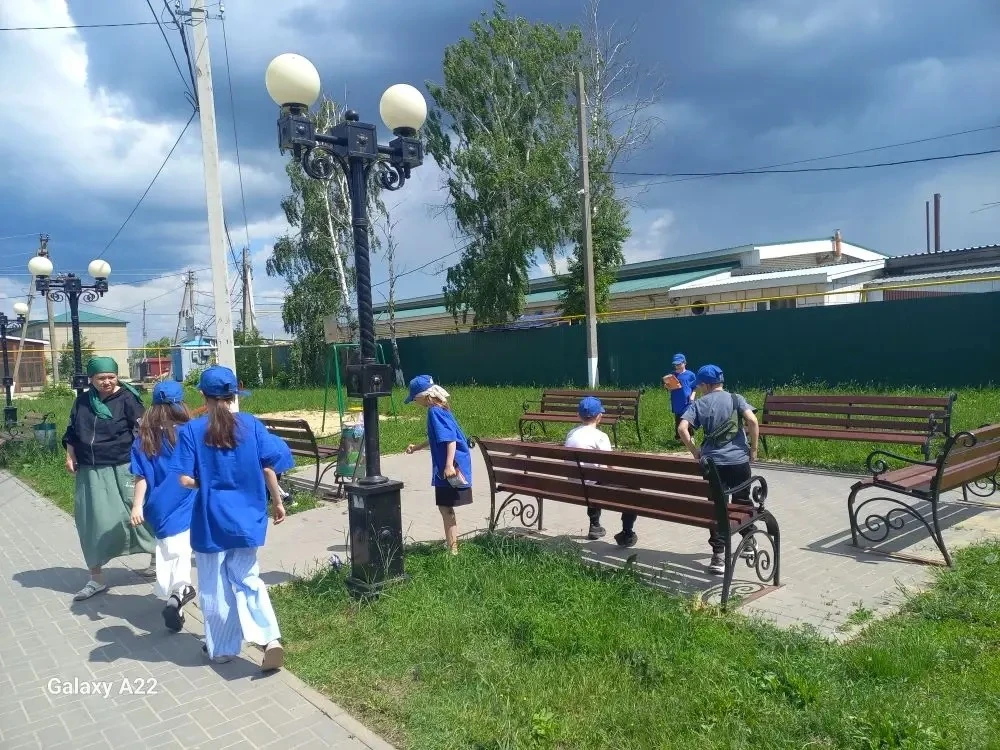 Участие отряда "Волонтеры " в акции "Чистый памятник"