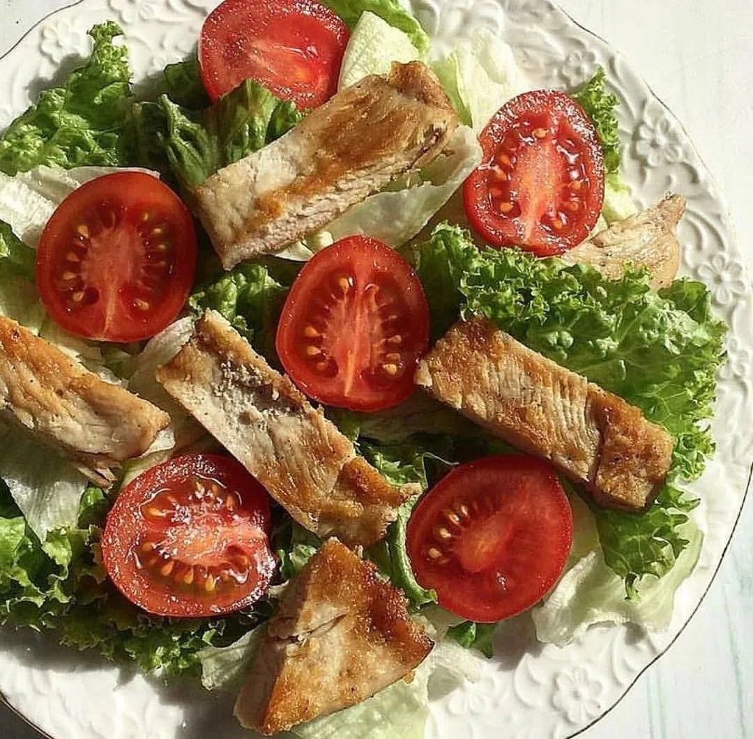 Салат с курицей для ужина.