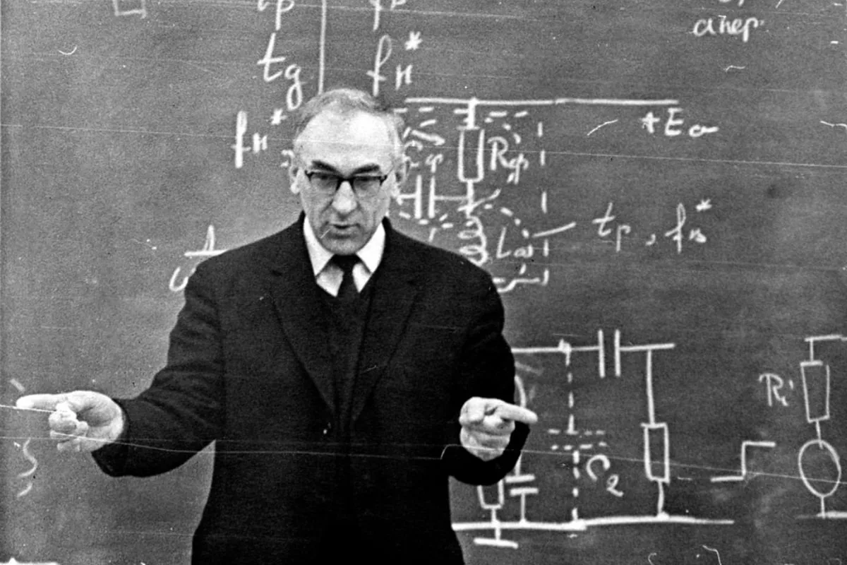 110 лет со дня рождения известного советского физика Алексея Бонч-Бруевича  Отец отечественного лазе
