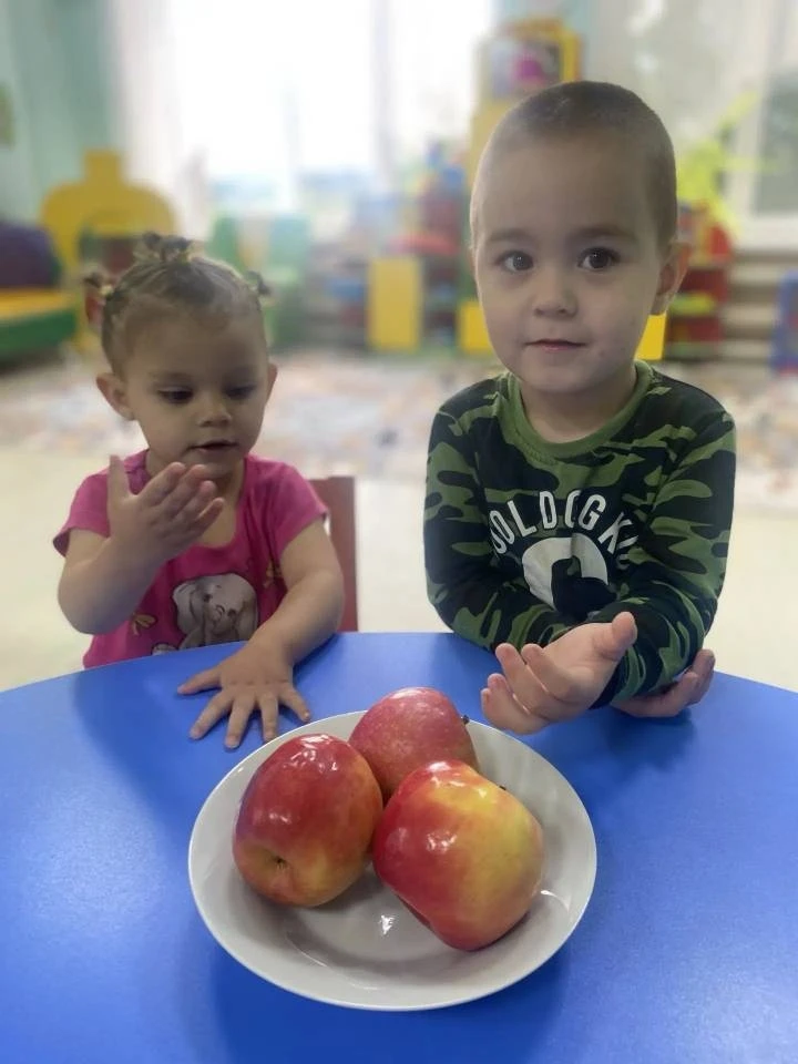 🍎В группе "Красная шапочка" прошёл замечательный праздник — Яблочный Спас. Дети с боль...