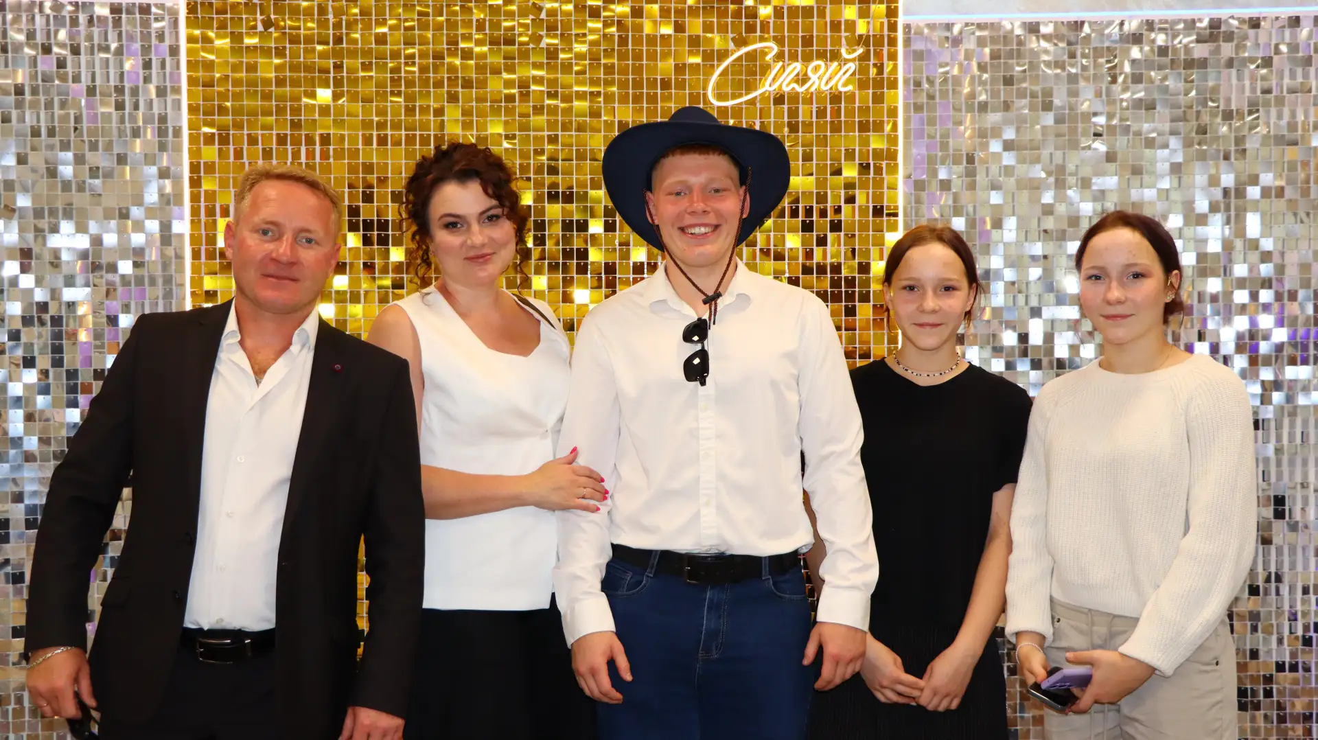 🎓 Аттестаты в руках — впереди целая жизнь!

Во втором корпусе сегодня состоялся один из самых важны