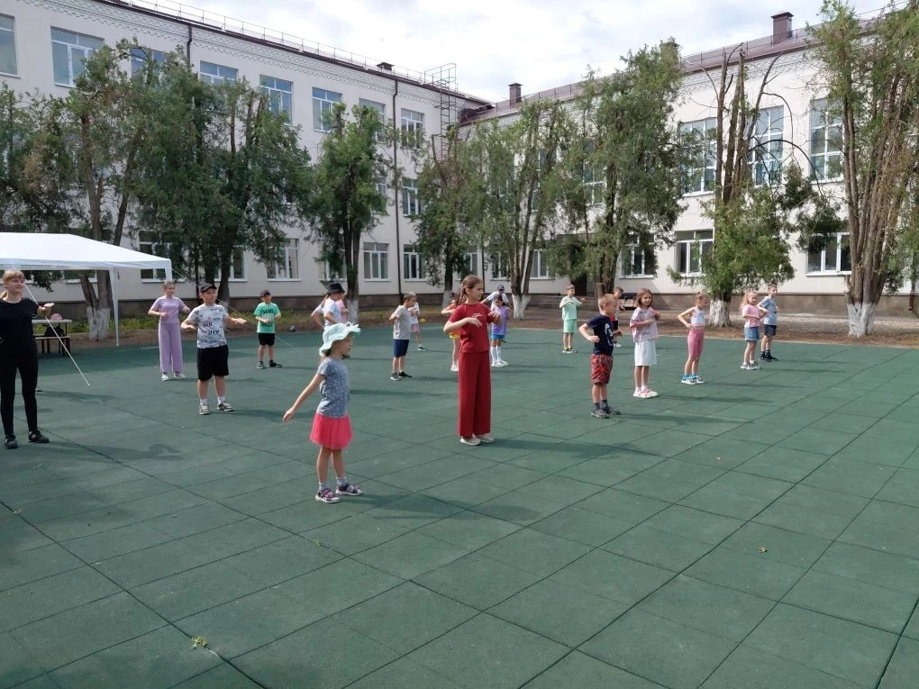 8-й день в пришкольном лагере начался традиционно — с утренней зарядки, которая помогла ребятам заря