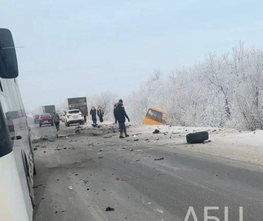 Серьезная массовая авария с участием школьного автобуса сегодня произошла на трассе М8 ...