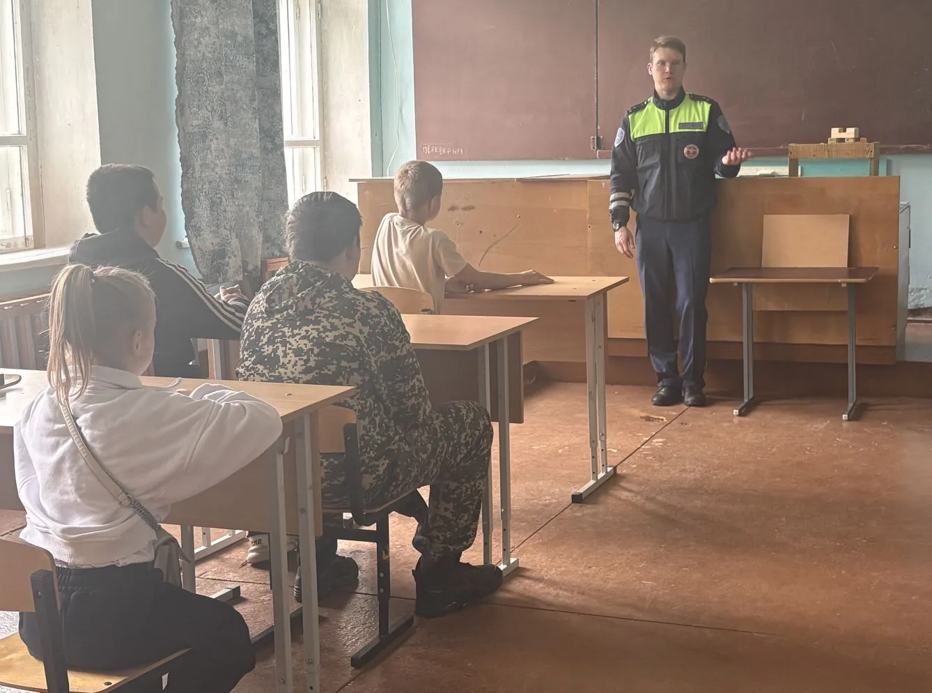 🚨 Питбайк и мотоцикл — не игрушки! Старший инспектор ГИБДД провел важную беседу с ребя...