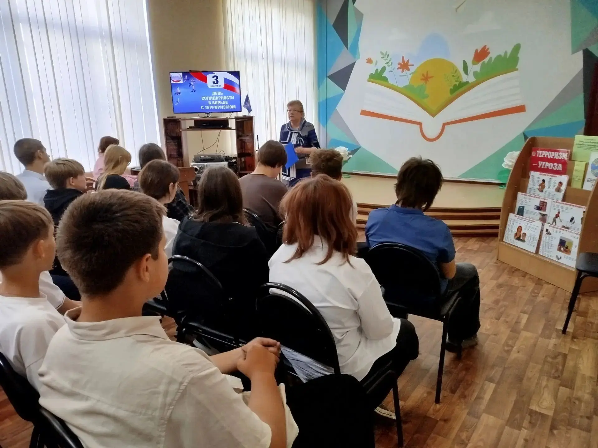 Городская детско-юношеская библиотека провела для учащихся 8 «А» класса МБОУ «СОШ» №3 в...