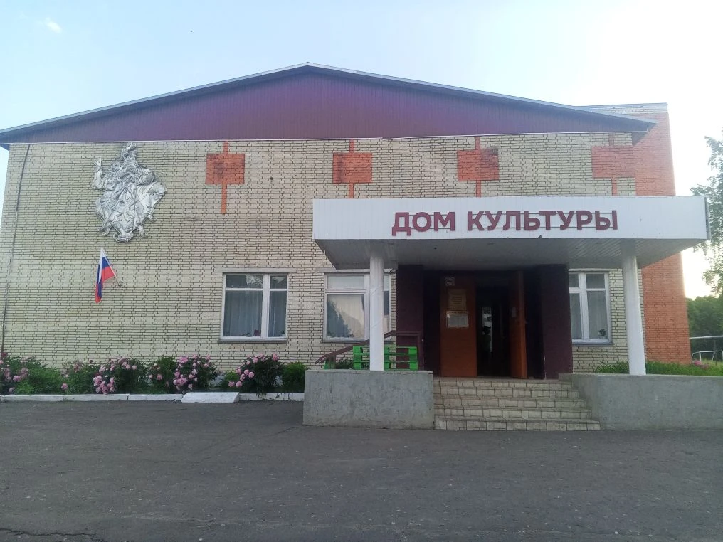 У нашего Дома культуры теперь новая вывеска — и она сразу делает здание заметнее и наряднее! 🎉

Теп