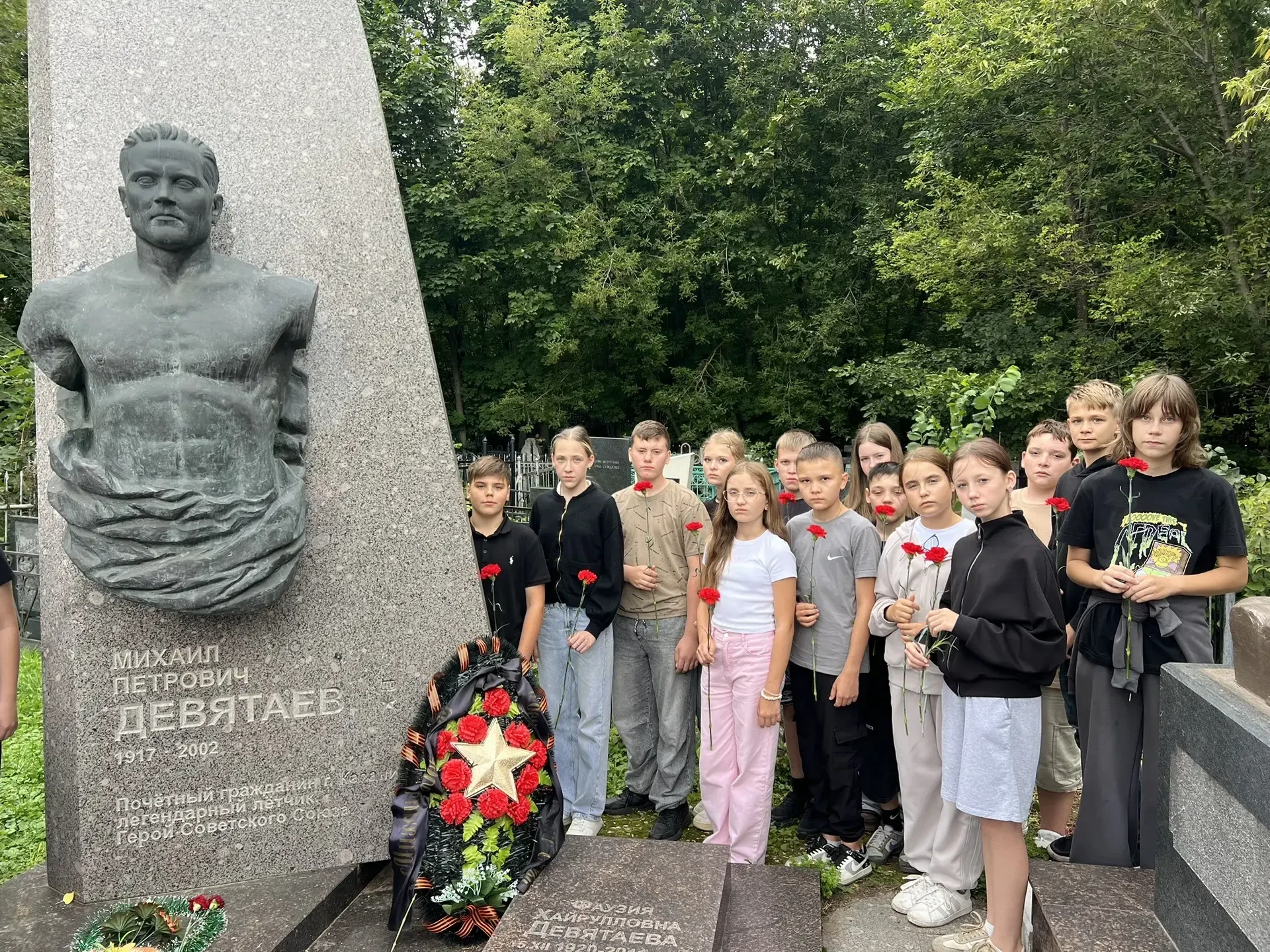 Ребята 7В почтили память героя на могиле Михаила Девятаева в Казани