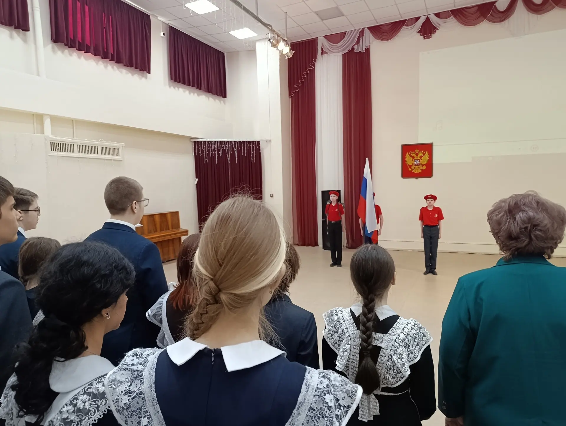 🇷🇺 Учебная неделя в нашей школе традиционно началась с торжественного внесения Государственного флаг