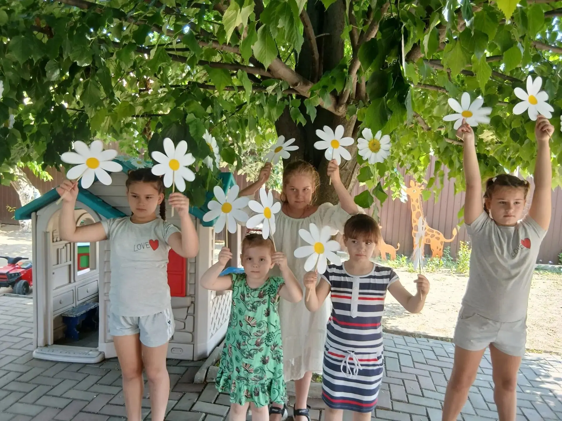 Наши ребята отметили День семьи, любви и верности. Воспитанники смастерили красивые ромашки из бумаг