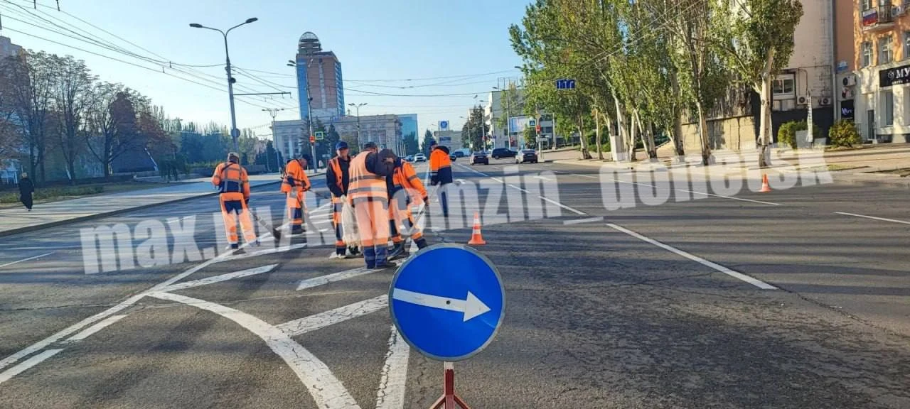 🧹 Мэр Донецка сообщил, что в центре города также ликвидируют последствия ночной атаки ...