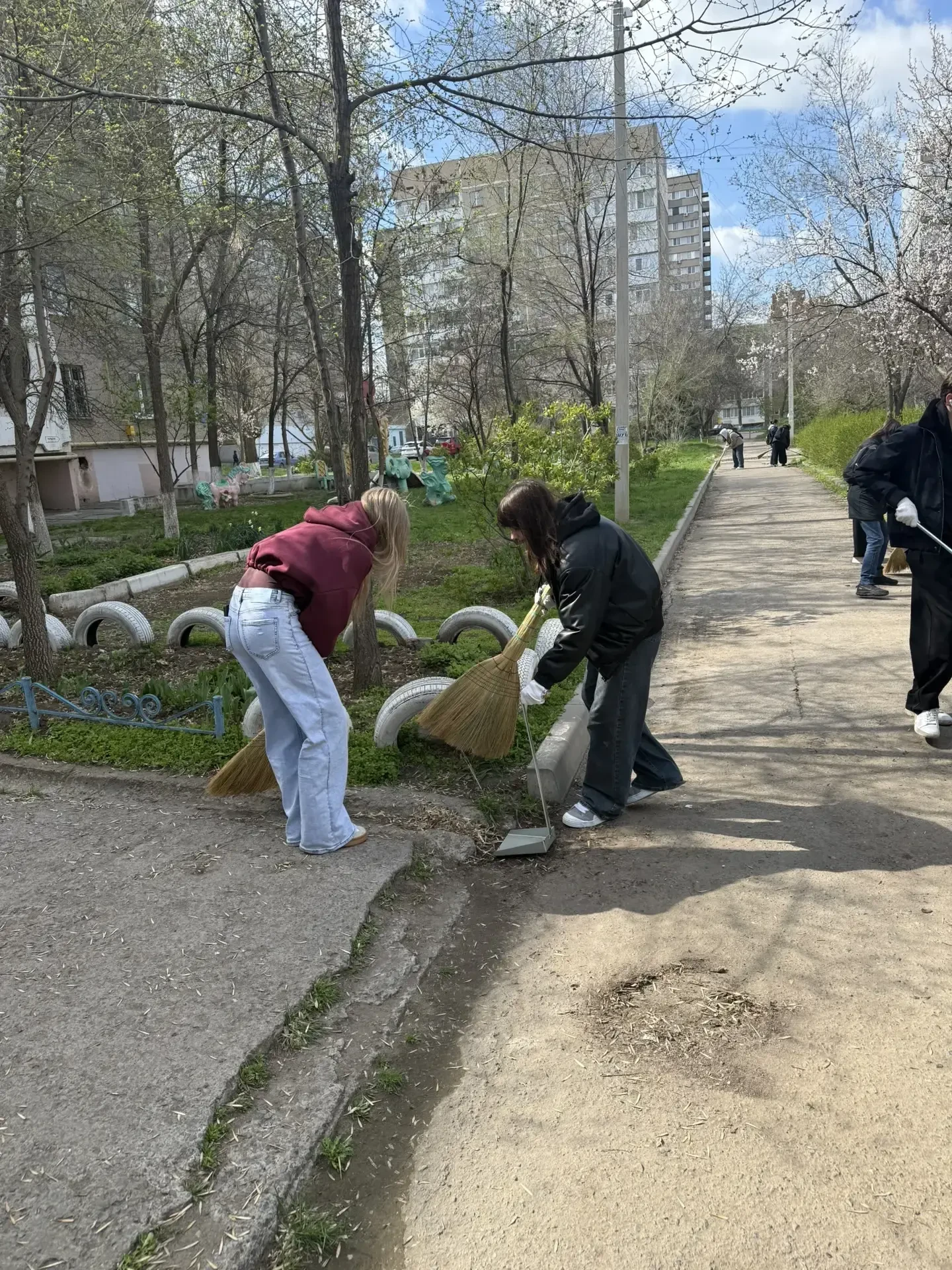 15 апреля в 13 округе прошел субботник. Учащиеся 10А класса по сложившейся традиции в порядок привод