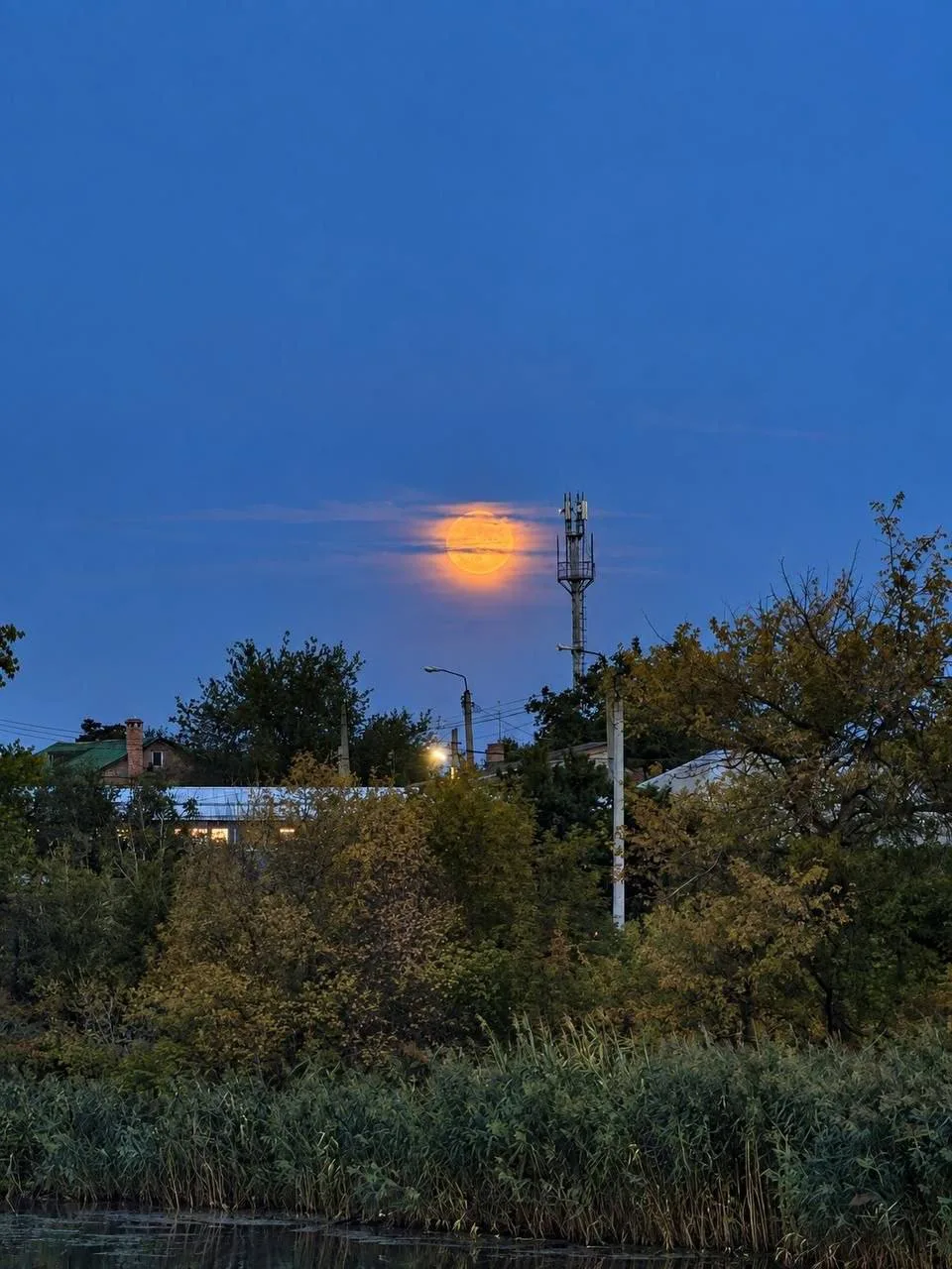 Сегодня над городом взошла особенно яркая Луна