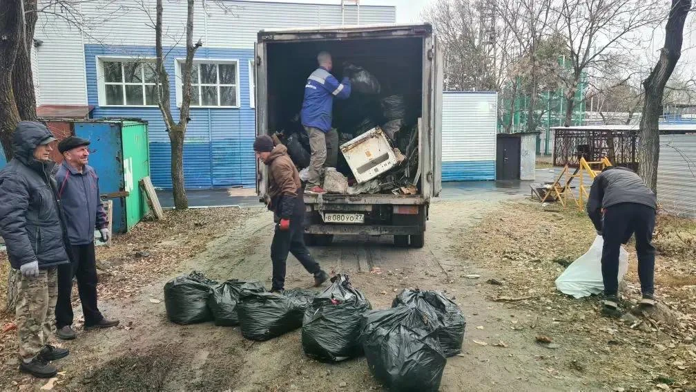 💪 Сотрудники спортивной школы «Дельфин» присоединились к Всероссийскому субботнику. Те...