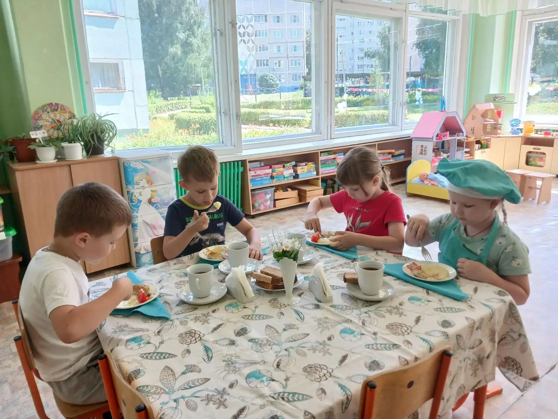 Огурцы и помидоры в меню детского сада — это не просто вкусно, но и полезно для растущего организма.