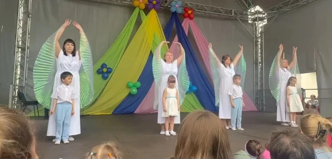🌸Дети из группы «Шалунишки» вместе со своими мамами исполнили трогательный и нежный танец на композ