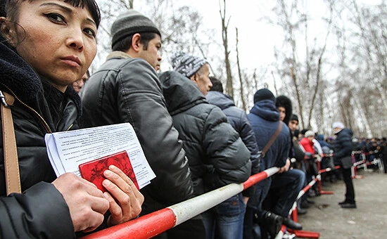 Мигрантов предупредили, что брак с россиянами не защищает от выдворения из РФ  «Верховный суд РФ под