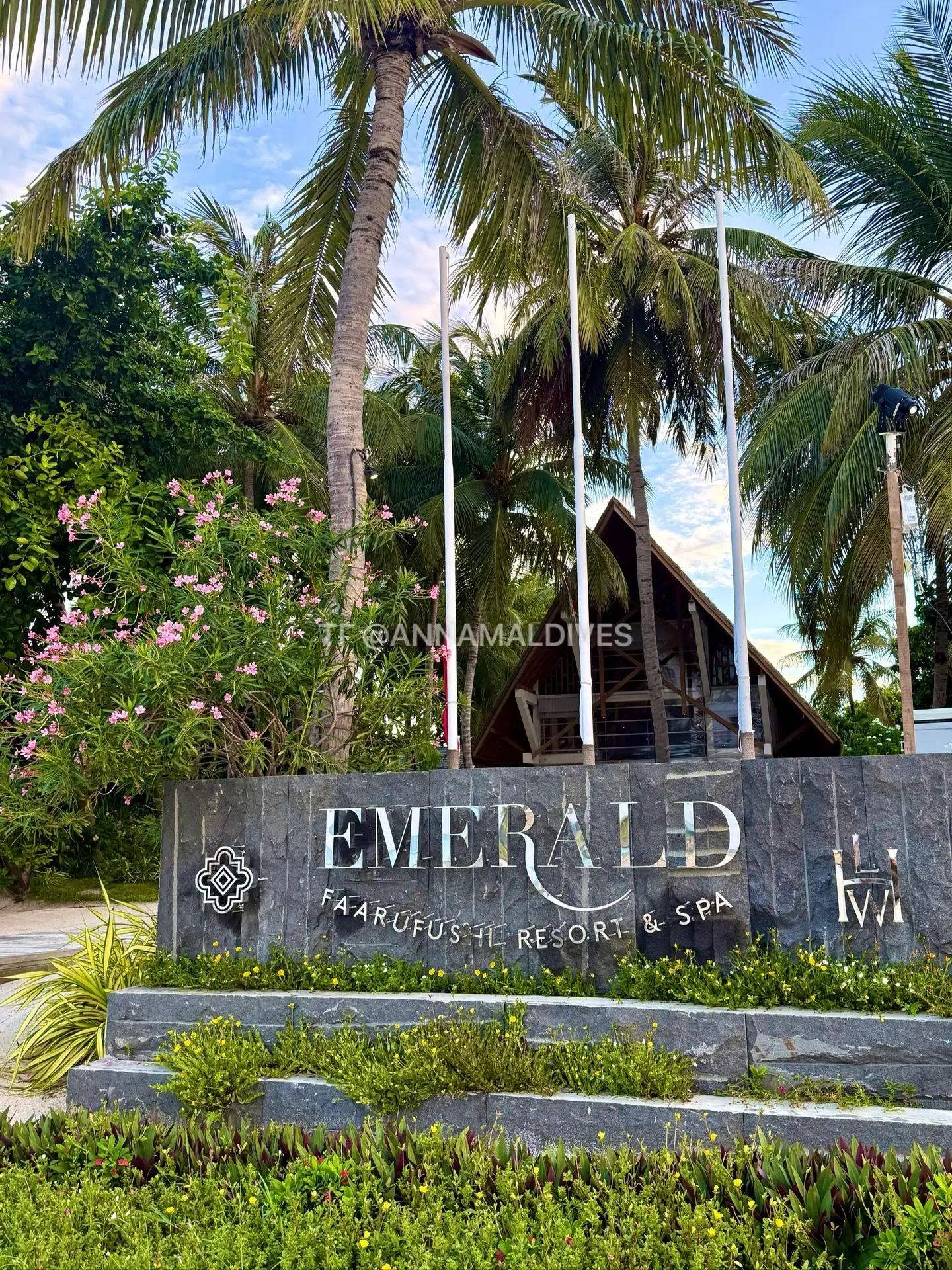 Я уже в новом отеле, поэтому про Emerald Faarufushi пишу задним числом)