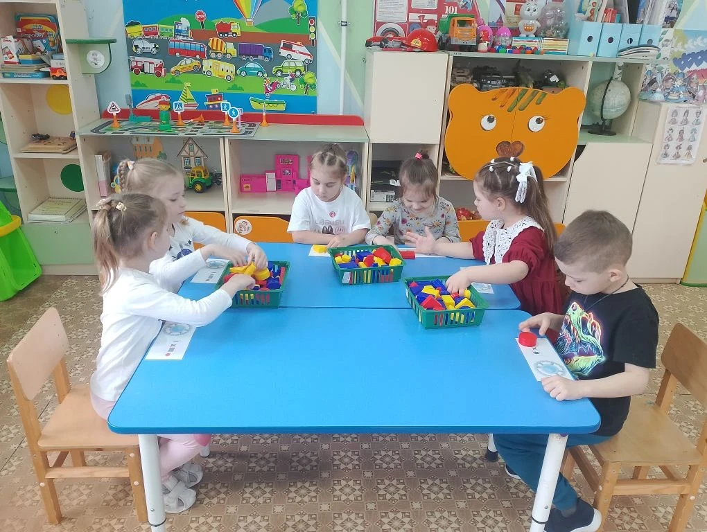 🧩 Развиваем мышление и память: играем с блоками Дьенеша! 🧩
