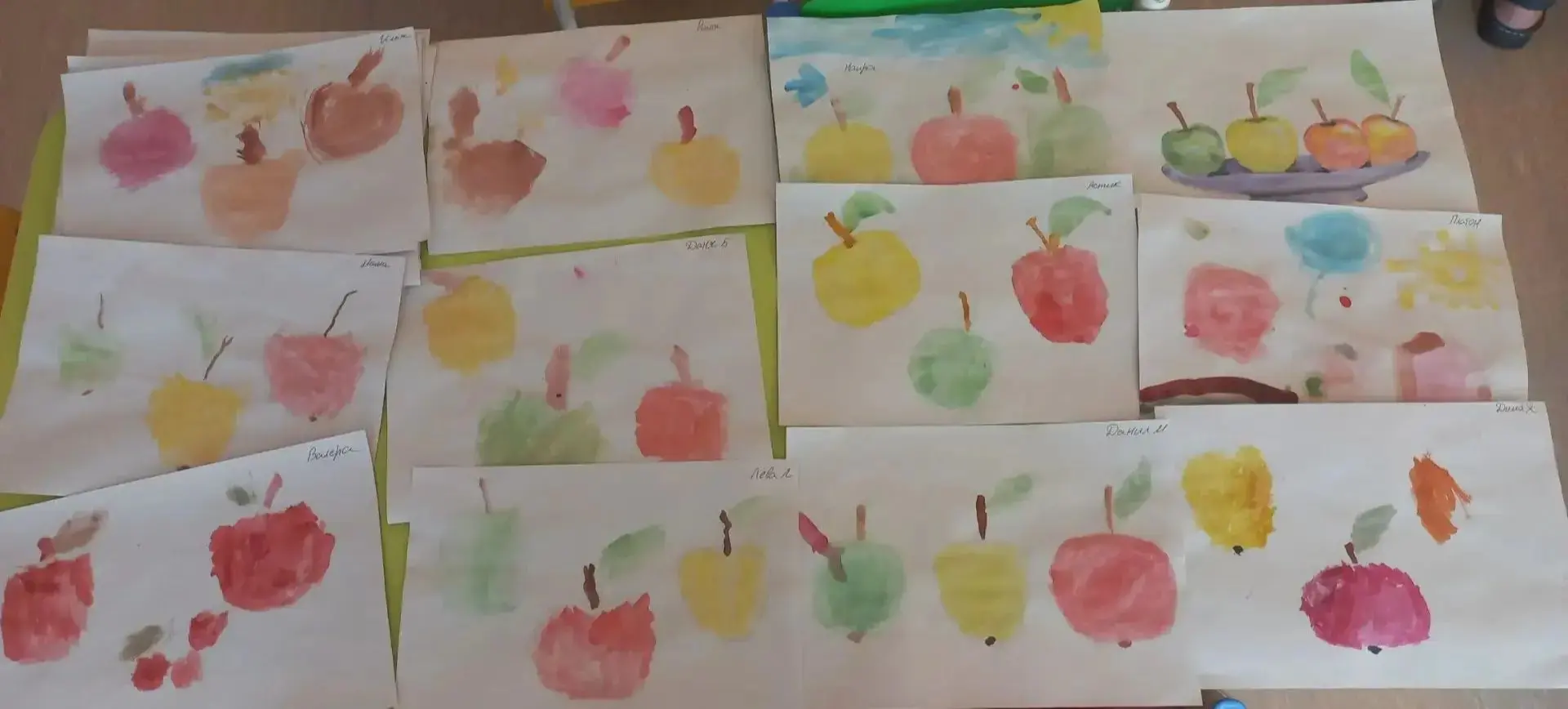Сегодня у нас в группе было настоящее яблочное изобилие! 🍎🧁