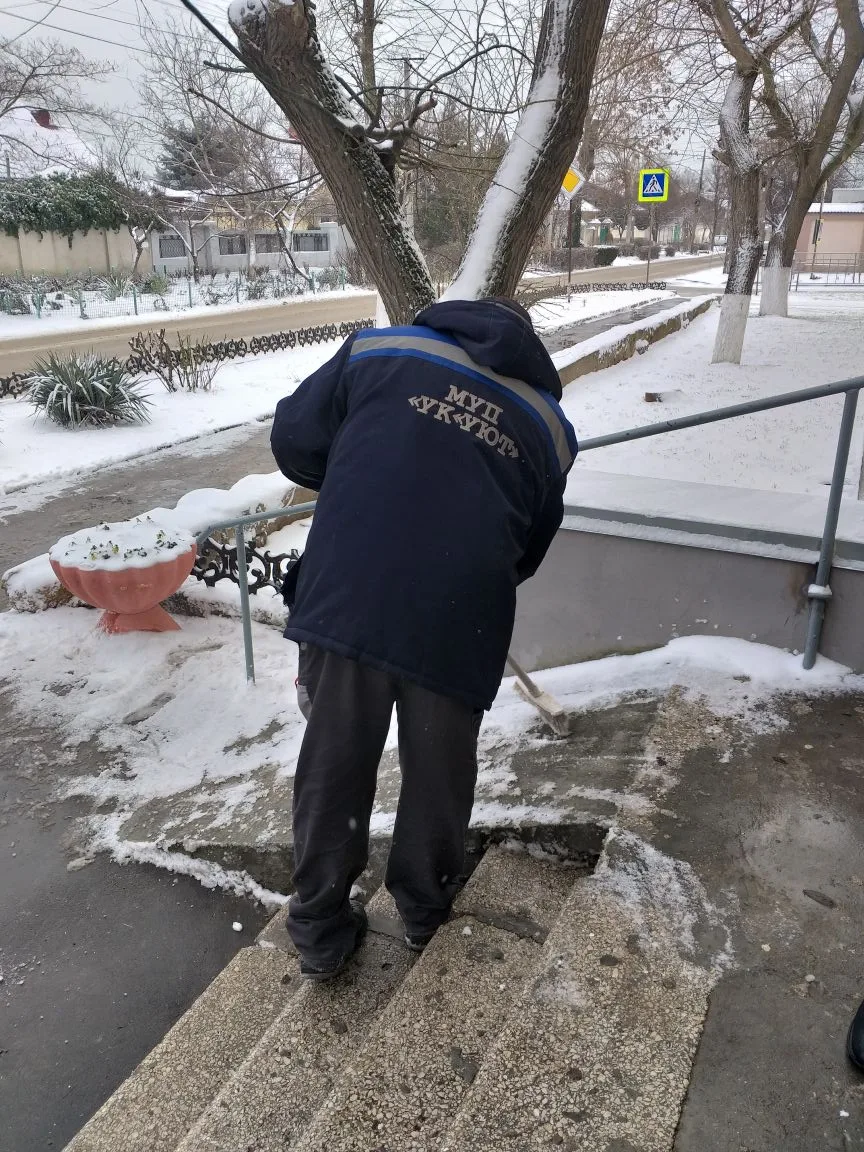 Управляющей организацией ООО УК "УЮТ" проводится уборка снега