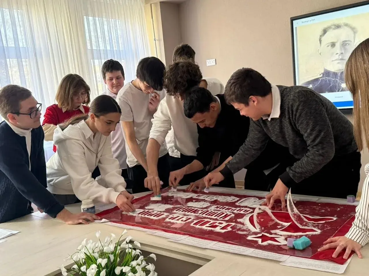 👏 Спасибо тем, кто хранит историю в делах! В 9В классе прошло мероприятие, которое запомнится надолг