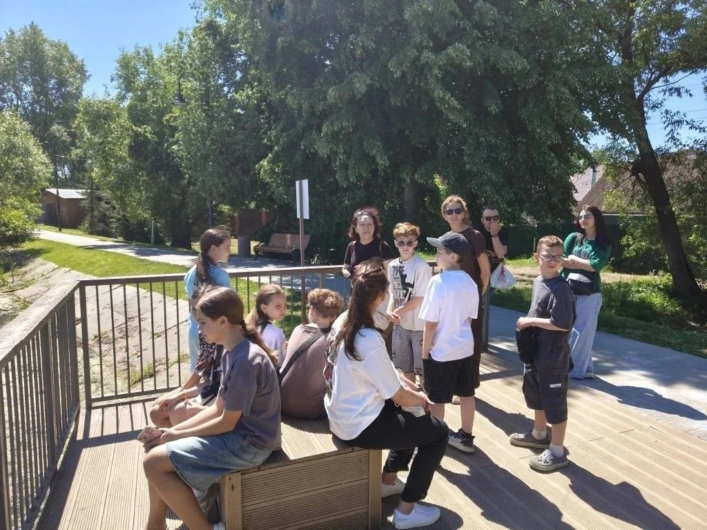 Для дружной группы детей и родителей провели экологическую экскурсию "Озеро Киово". С погодой повезл