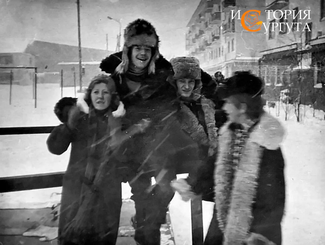 60 лет Октября, 14, за спиной дом №2. Слева кинотеатр "Рубин". И двухэтажка, почему-то ...