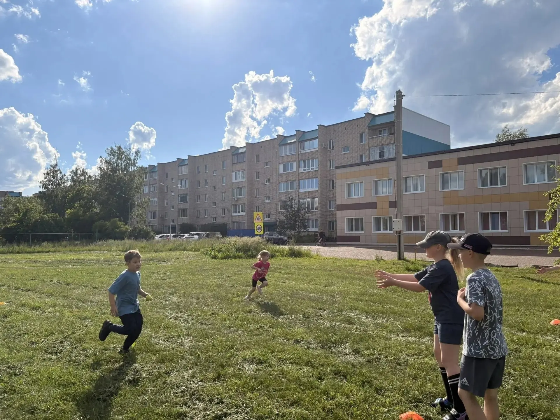 Во дворе Заинска для детей провели весёлый праздник в рамках проекта «Лето в Татарстане»

19 июня во