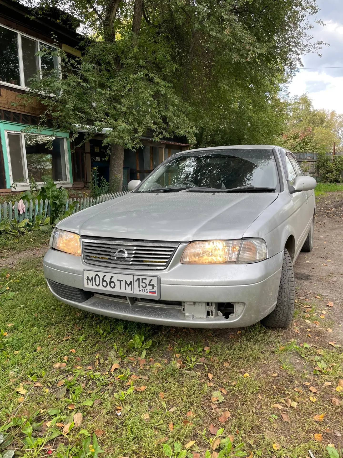 На полном ходу , старый Ниссан не новый с салона !!!! Пинается коробка с 1-2 а так норм...