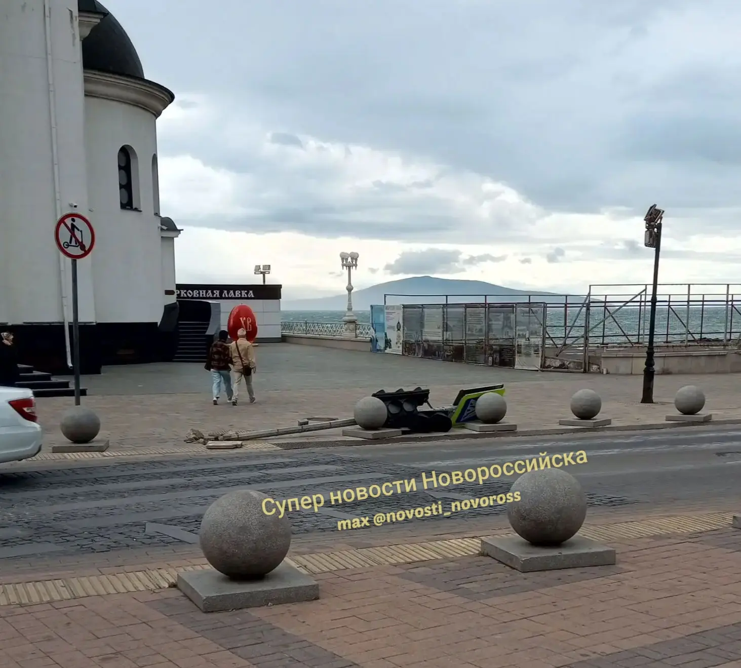 Напротив храма сдуло светофор