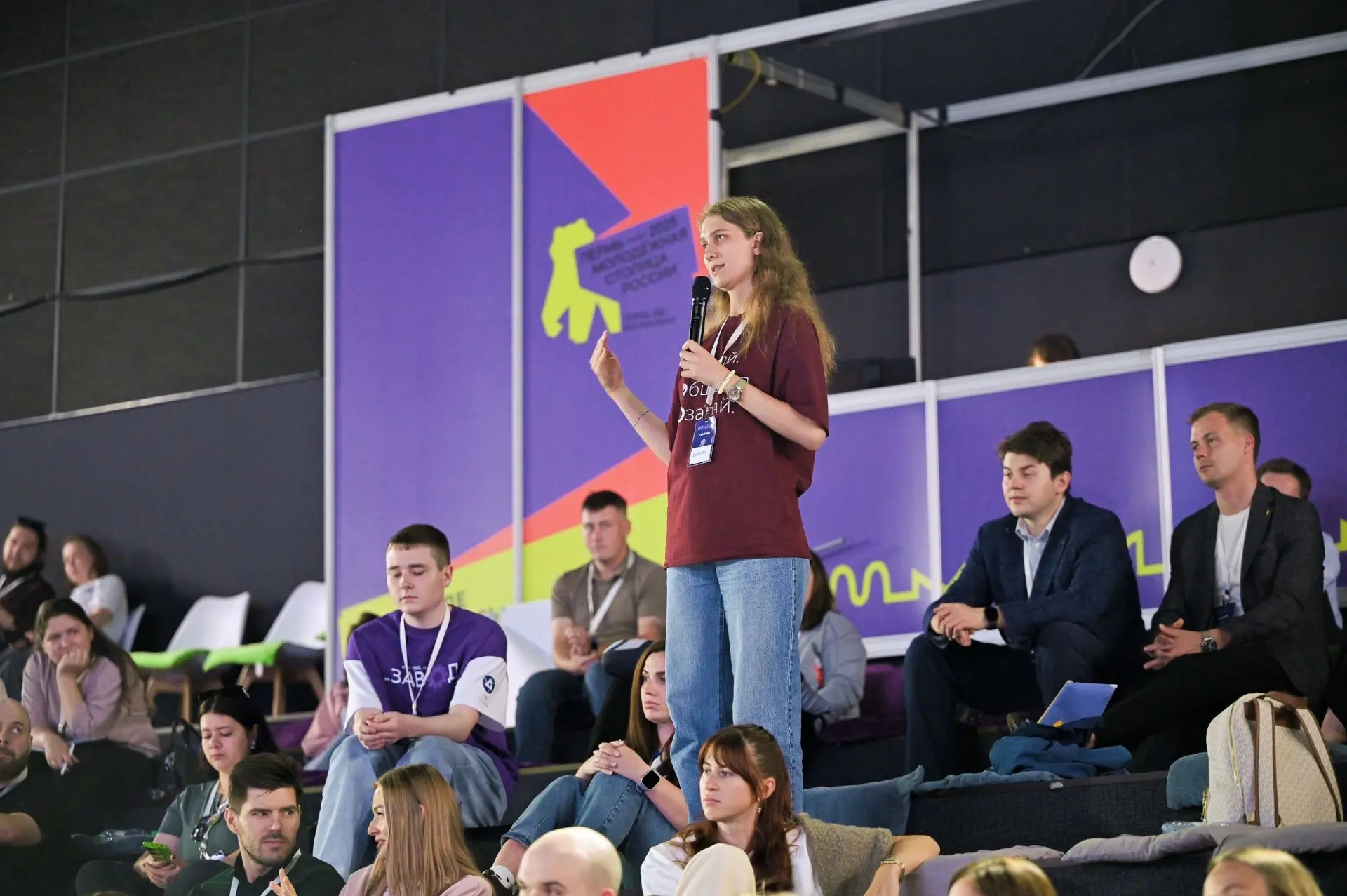 Лесничанка, представитель молодежной общественной организации комбината Динара Соловьёв...