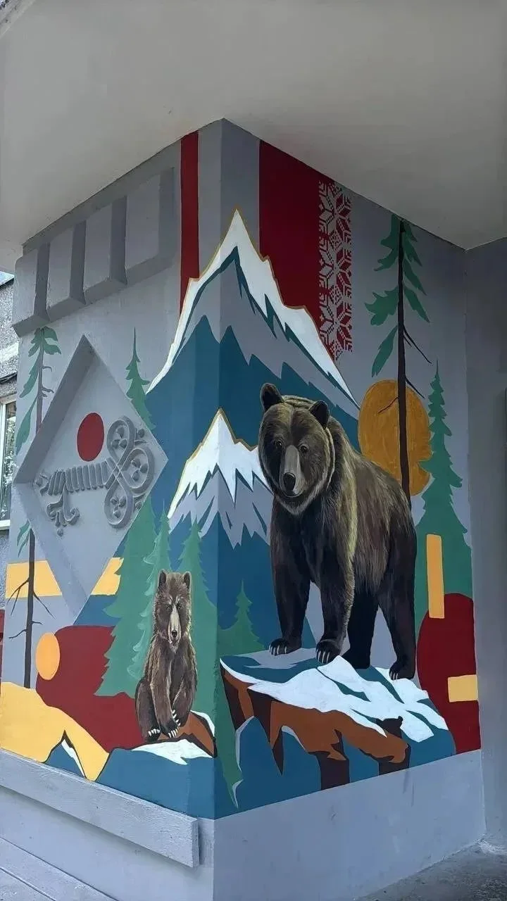 🏠 В Новосибирске обычный подъезд на Северо-Чемском превратили в настоящий арт-объект