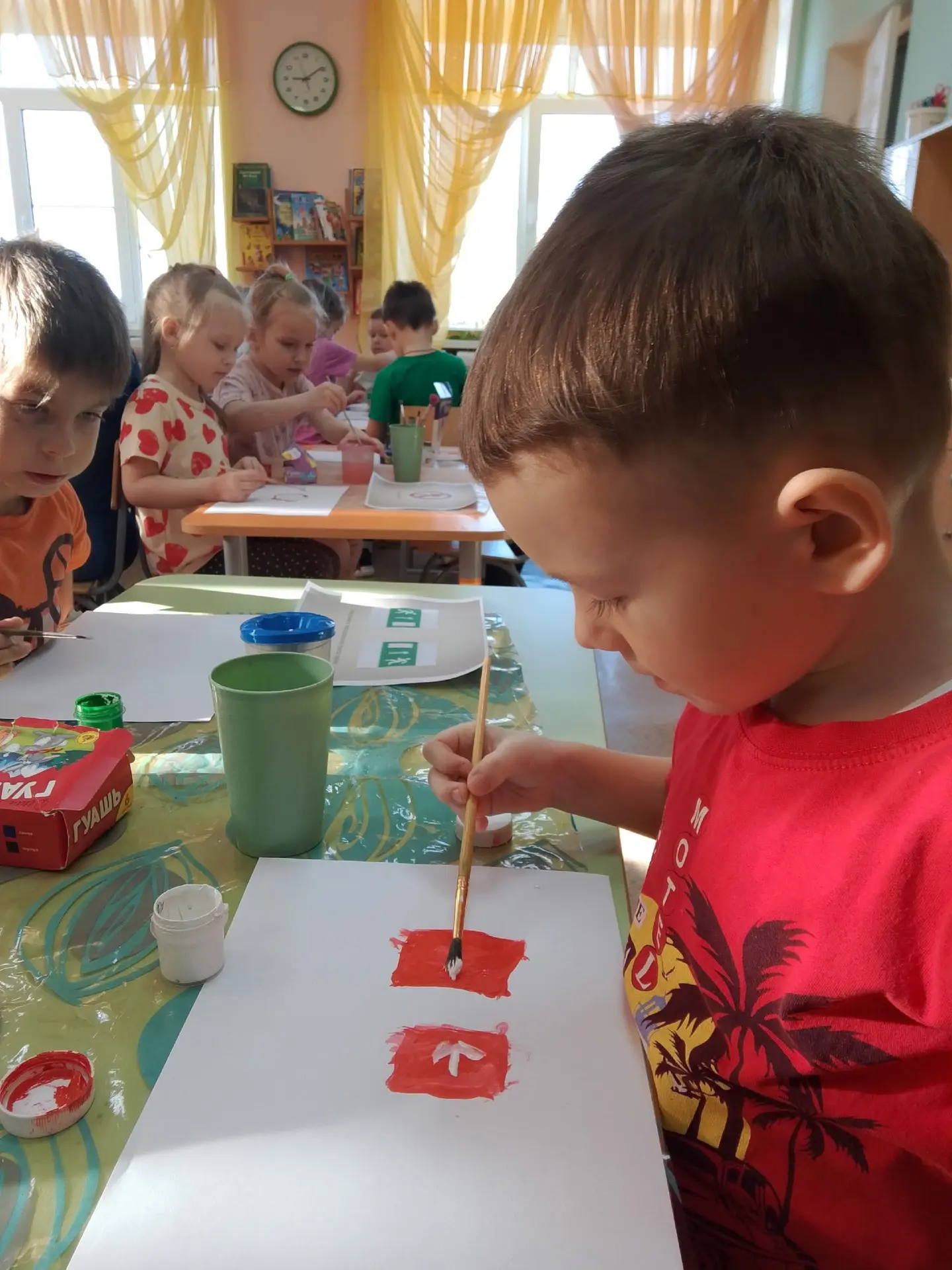 Сегодня дети группы Бруснички вспомнили знаки безопасности:  пожарные, запрещающие и эвакуационные.