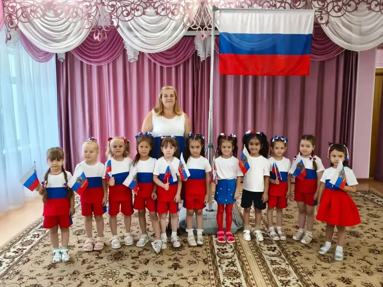 Сегодня, накануне Дня Государственного флага Российской Федерации, в нашем детском саду...