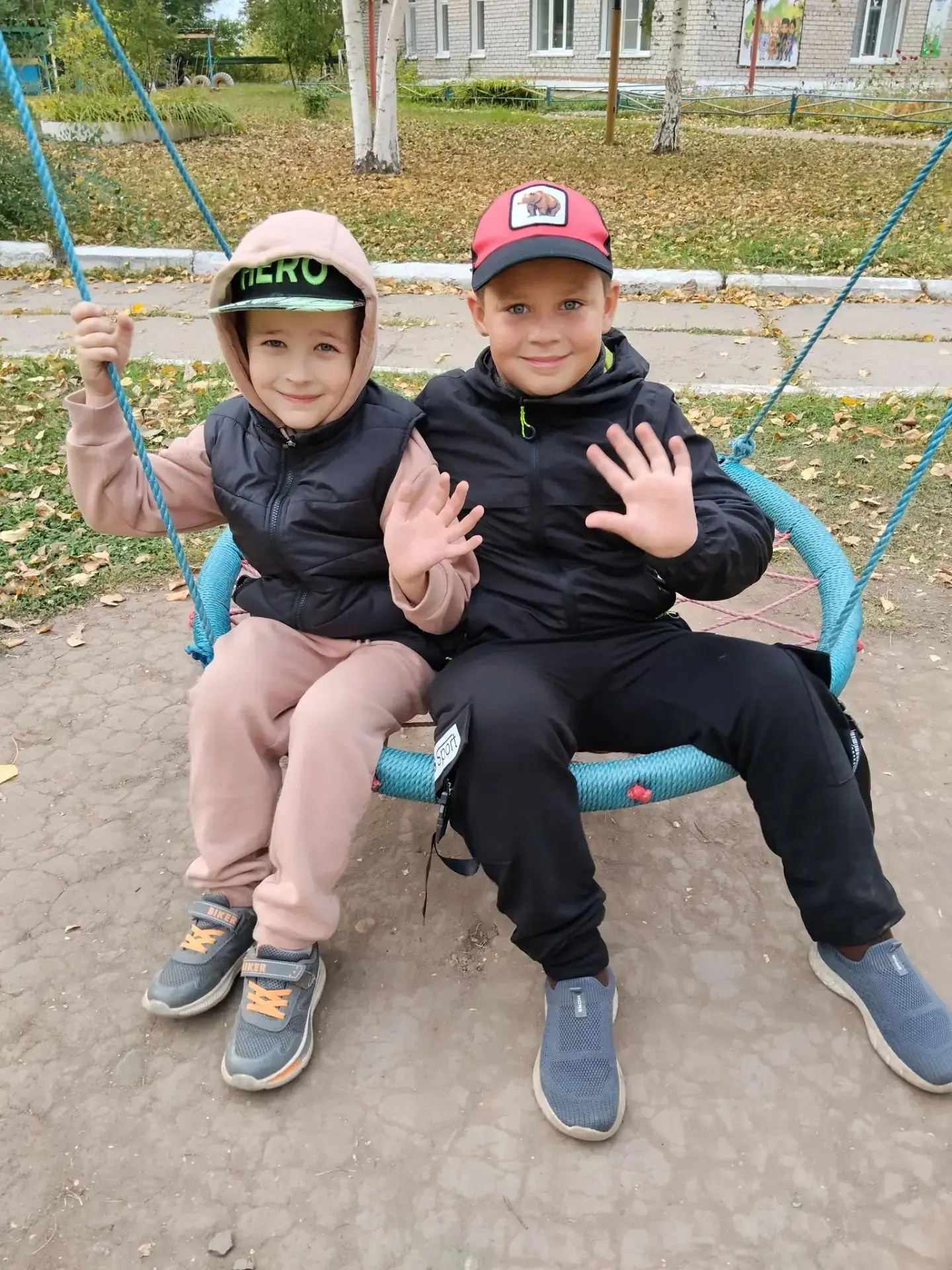 Многие считают, что осень грустная пора. Но не для детворы, они во всех временах года н...