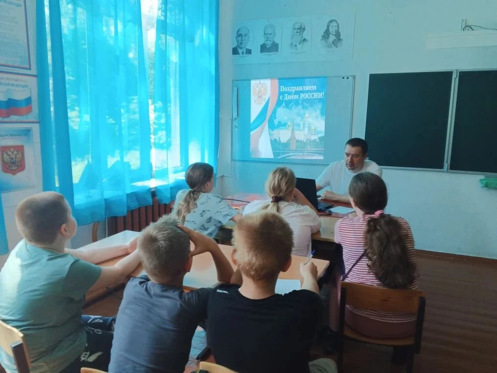 12 июня - День России. В этот день мы чествуем нашу родину. 
День России - это праздник свободы, мир