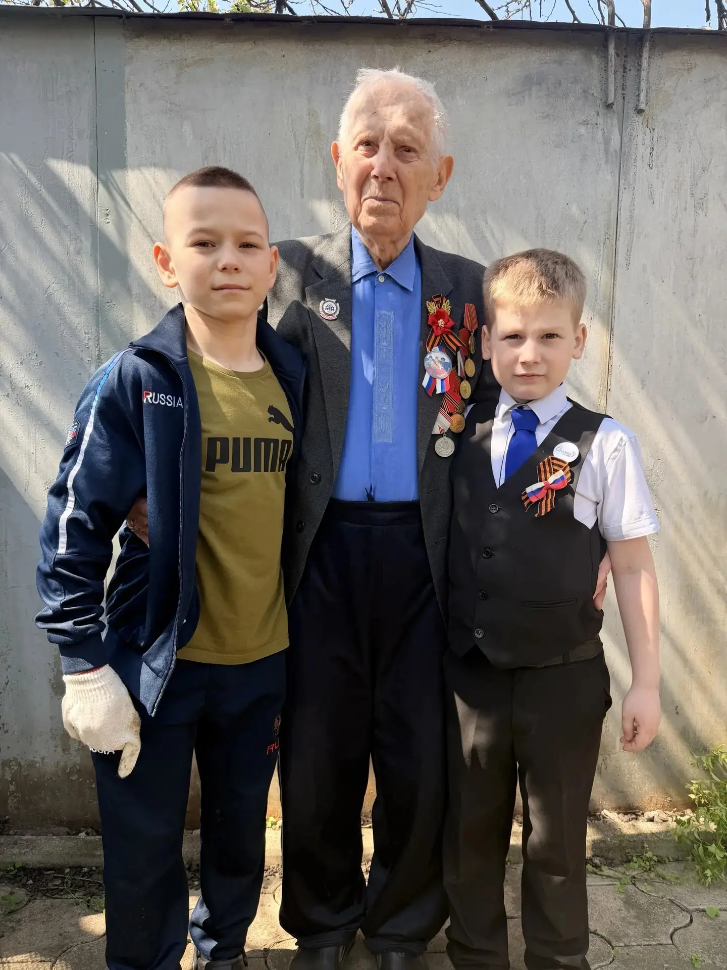 ПОМНИМ ГЕРОЕВ   ✏️В преддверии 9 мая ученики нашей школы вместе с родителями и учителями навестили в