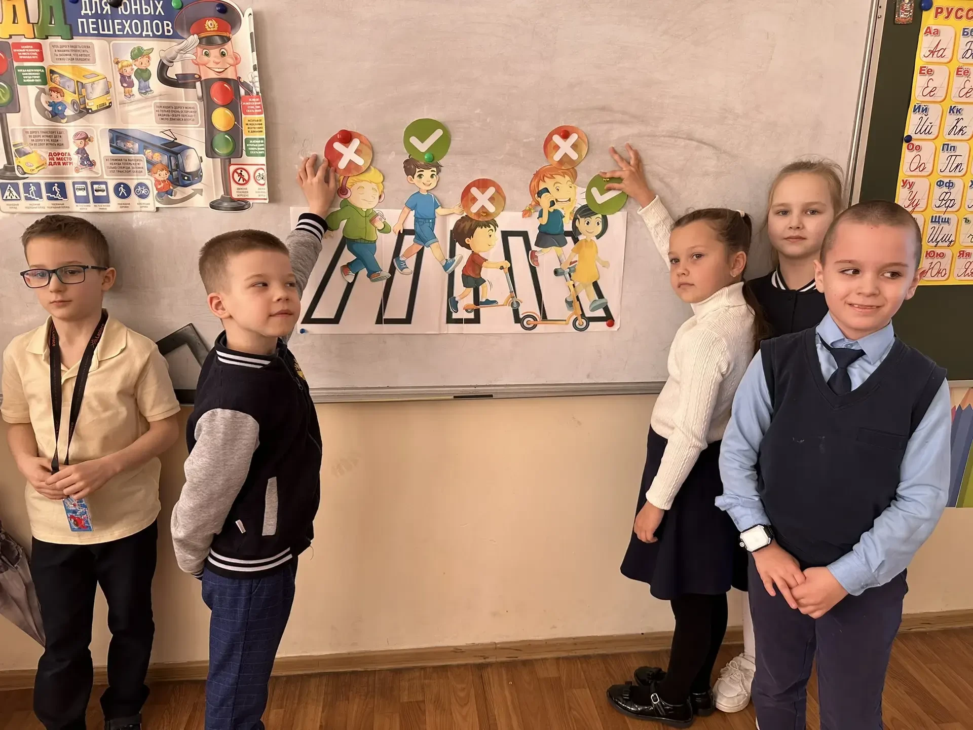 ПДД в школе! На классном часе классные руководители напомнили ученикам, что дорога — это место, где 