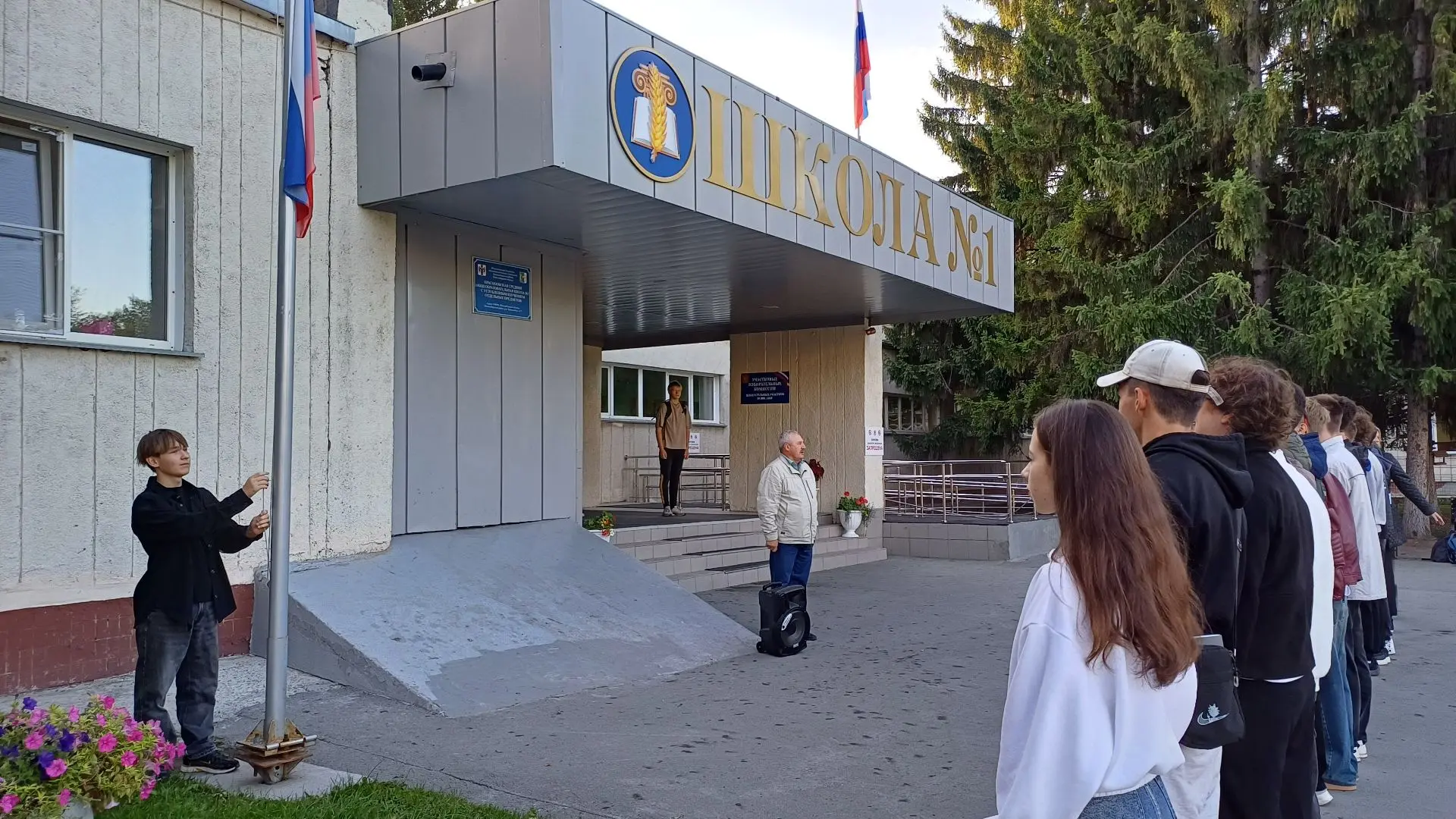 🍁 Традиционный понедельник в нашей школе!