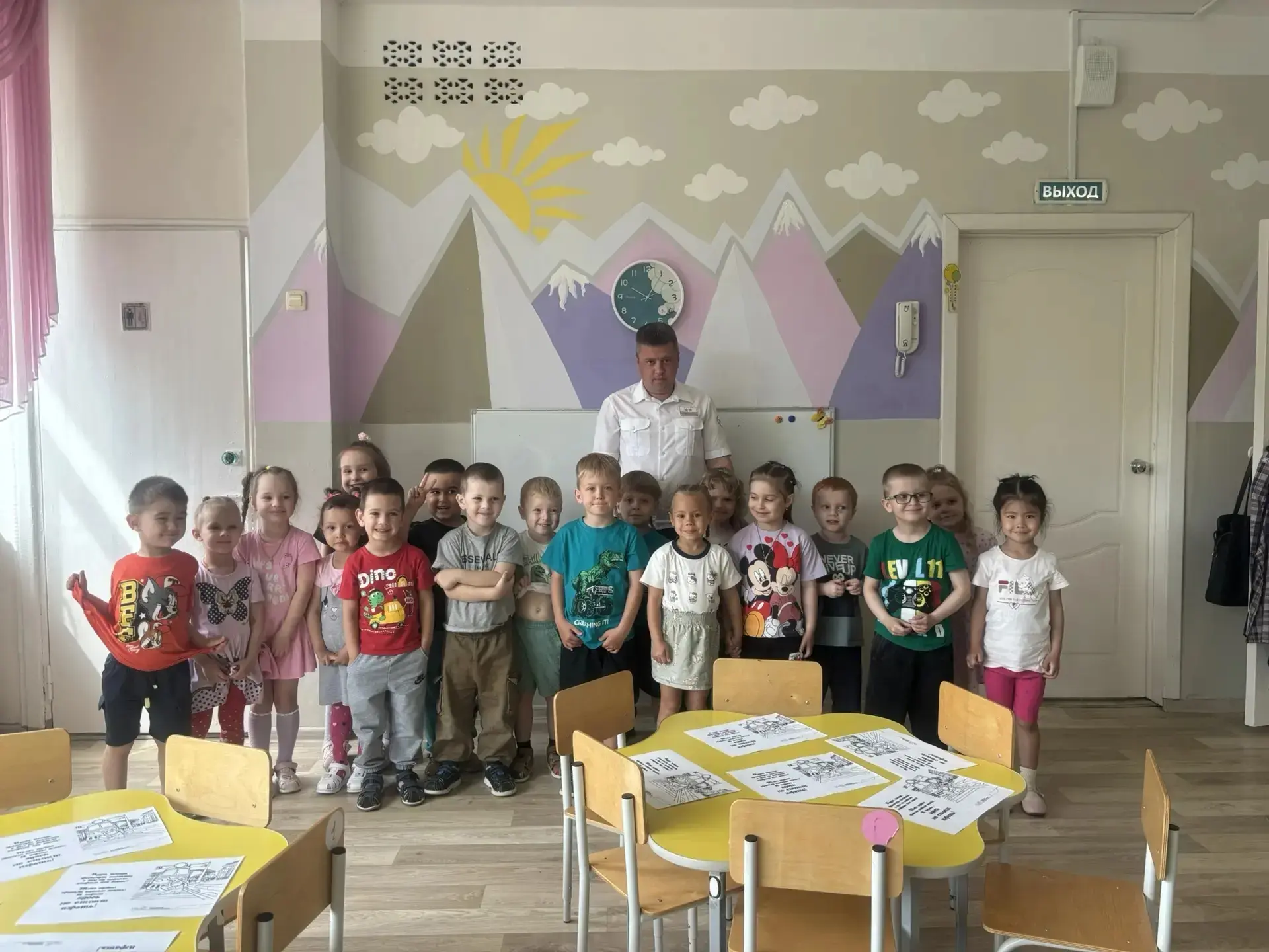 В рамках профилактического месячника «Уступи дорогу поездам!»  в группе ,,Малышок" проведена с детьм